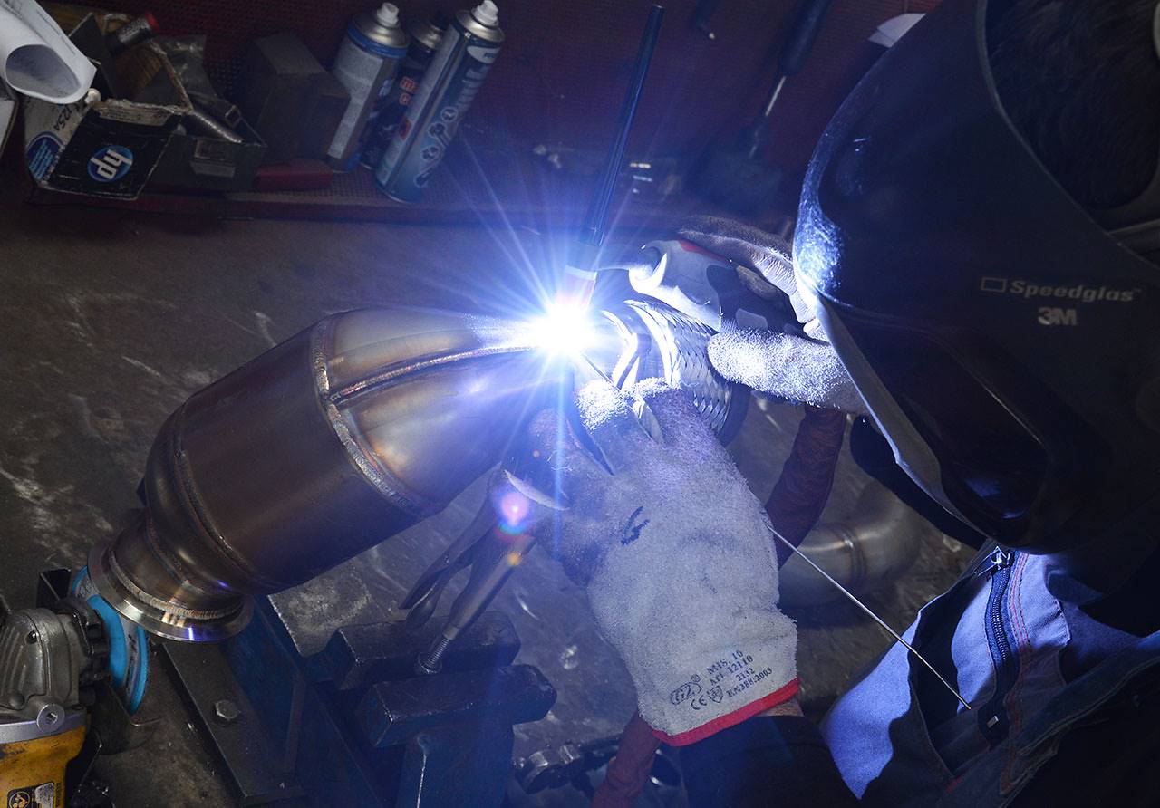 Turbo downpipe kit +  Catalizador metalico izquierdo Accepts the stock Cat.-Back system