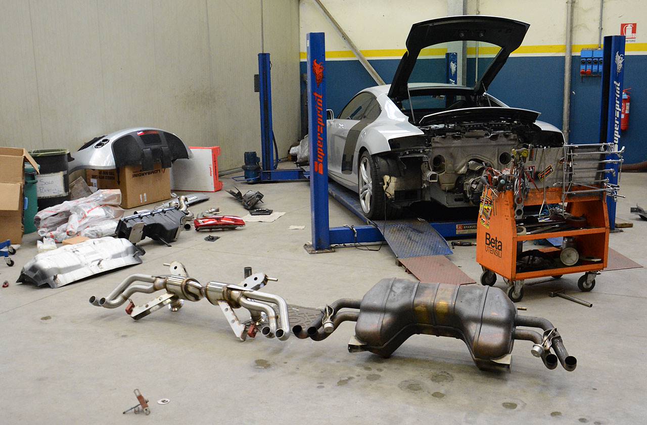 Endschalldämpfer Racing Rechts + Links mit 4 Austrittsrohr (für 2° Katalysator Ersatz - Serien Endrohr) <strong><span style=color:#ea0000;>-13,5 Kg</span></strong>